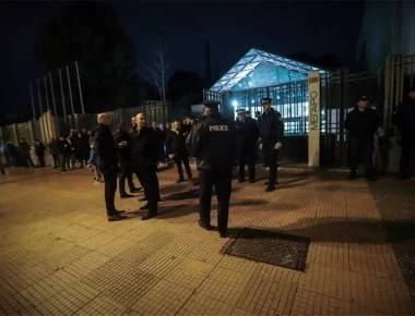 Δεκάδες προσαγωγές διαδηλωτών κατά της εκχώρησης της Μακεδονίας έξω από το Μέγαρο Μουσικής πριν την ομιλία Α.Τσίπρα